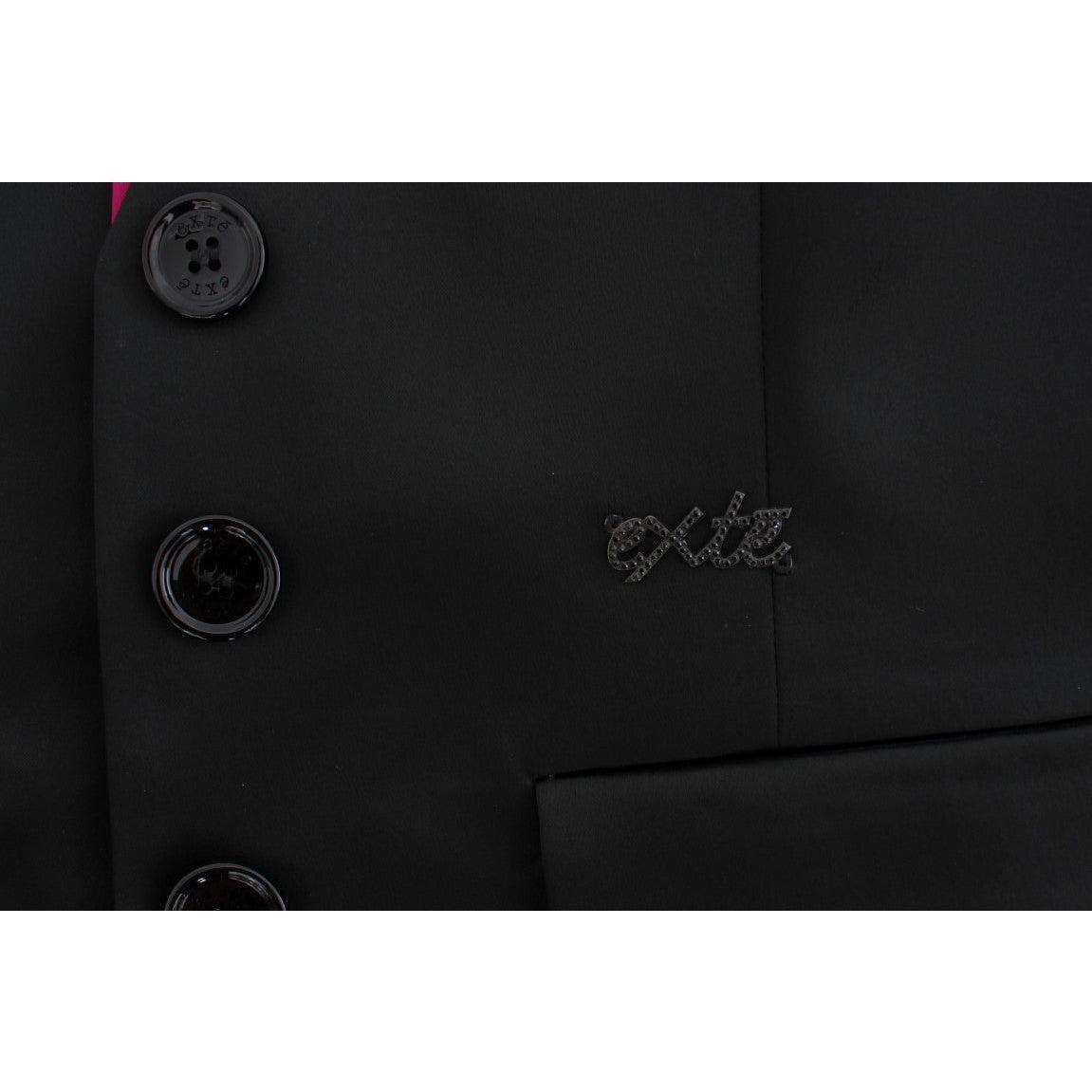 别致的黑色和粉色裙套装