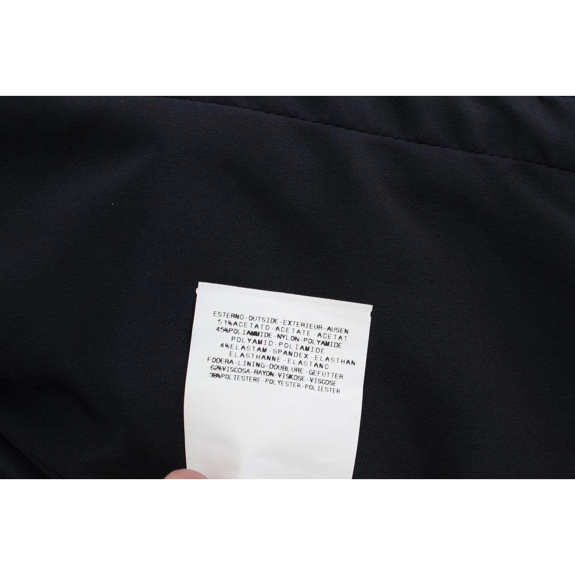 优雅的蓝色西装外套，彰显设计师的风格