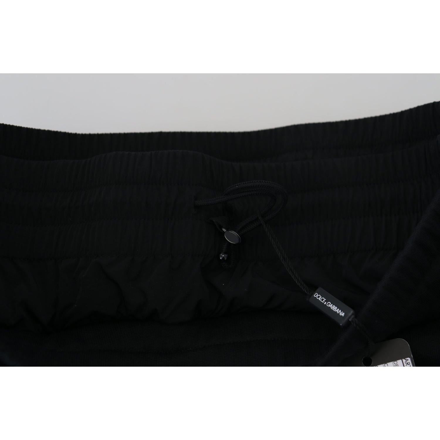 提升你的夏天：经典黑色百慕大短裤