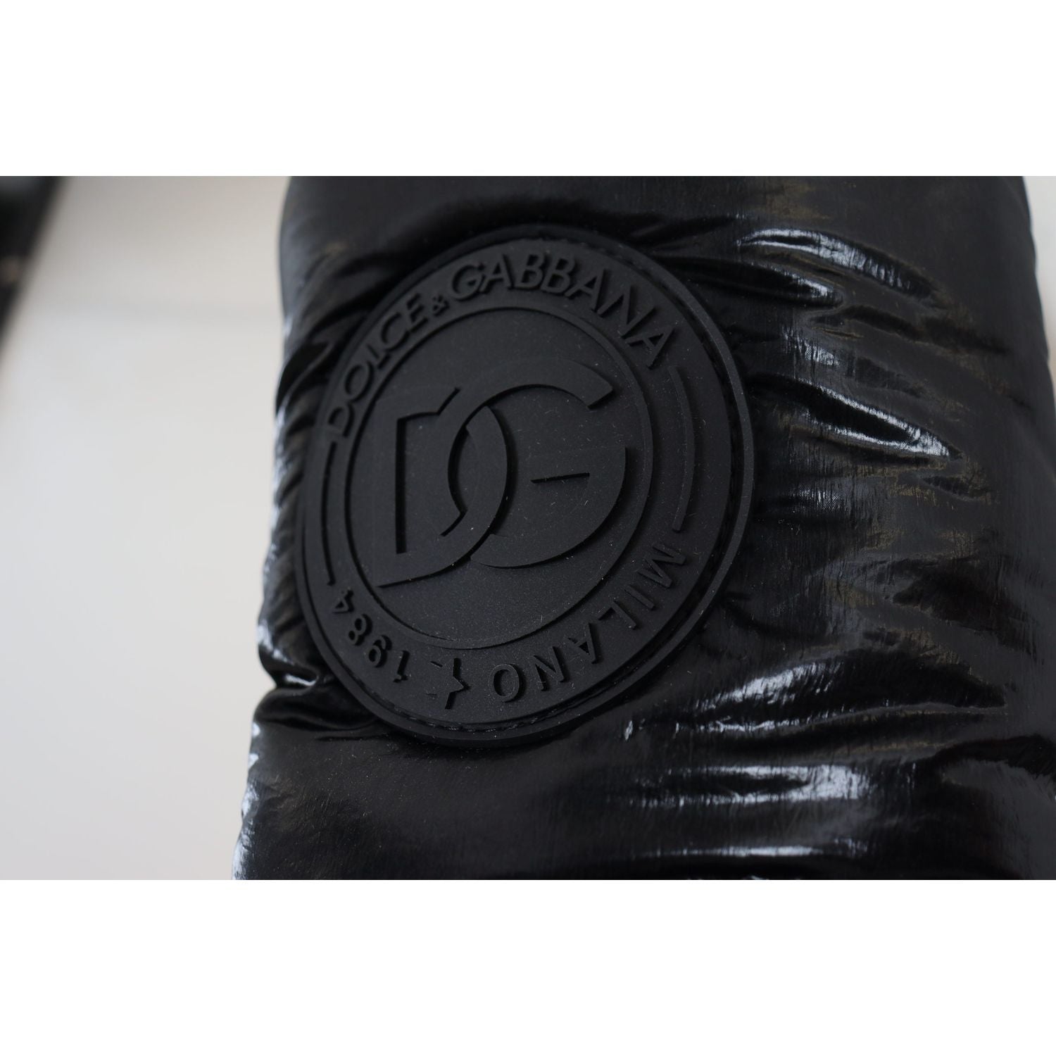 优雅的黑色涤纶中筒靴