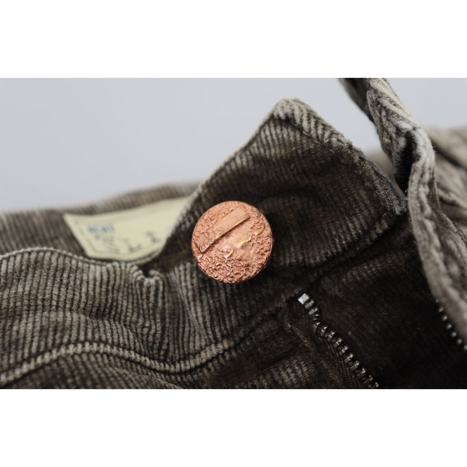 优雅的灰色灯芯绒裤子，现代气息十足