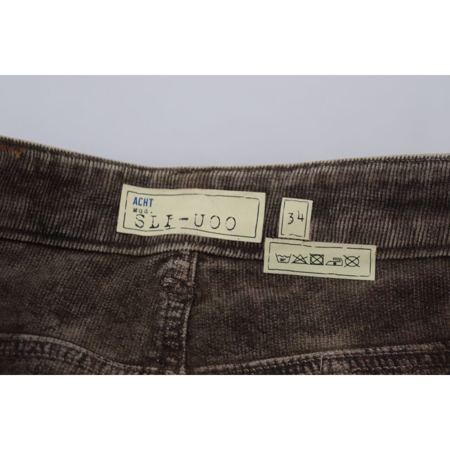 优雅的灰色灯芯绒裤子，现代气息十足