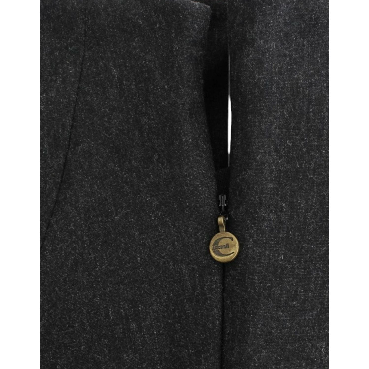 优雅的灰色露肩连衣裙，带有金色点缀