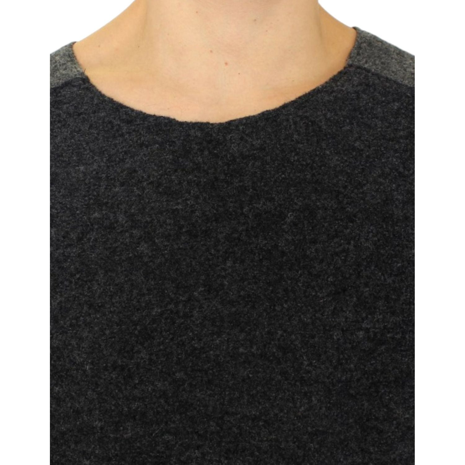 别致的灰色羊毛圆领毛衣