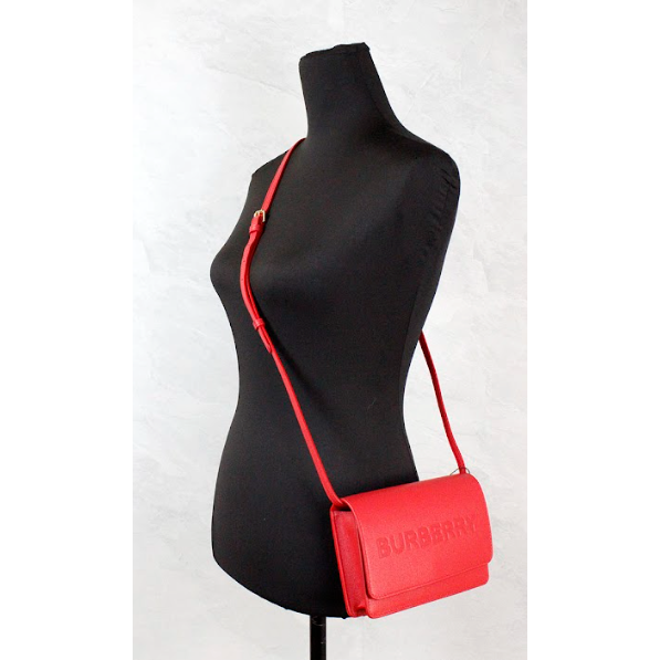 Front view with bag zipped and handles upright.