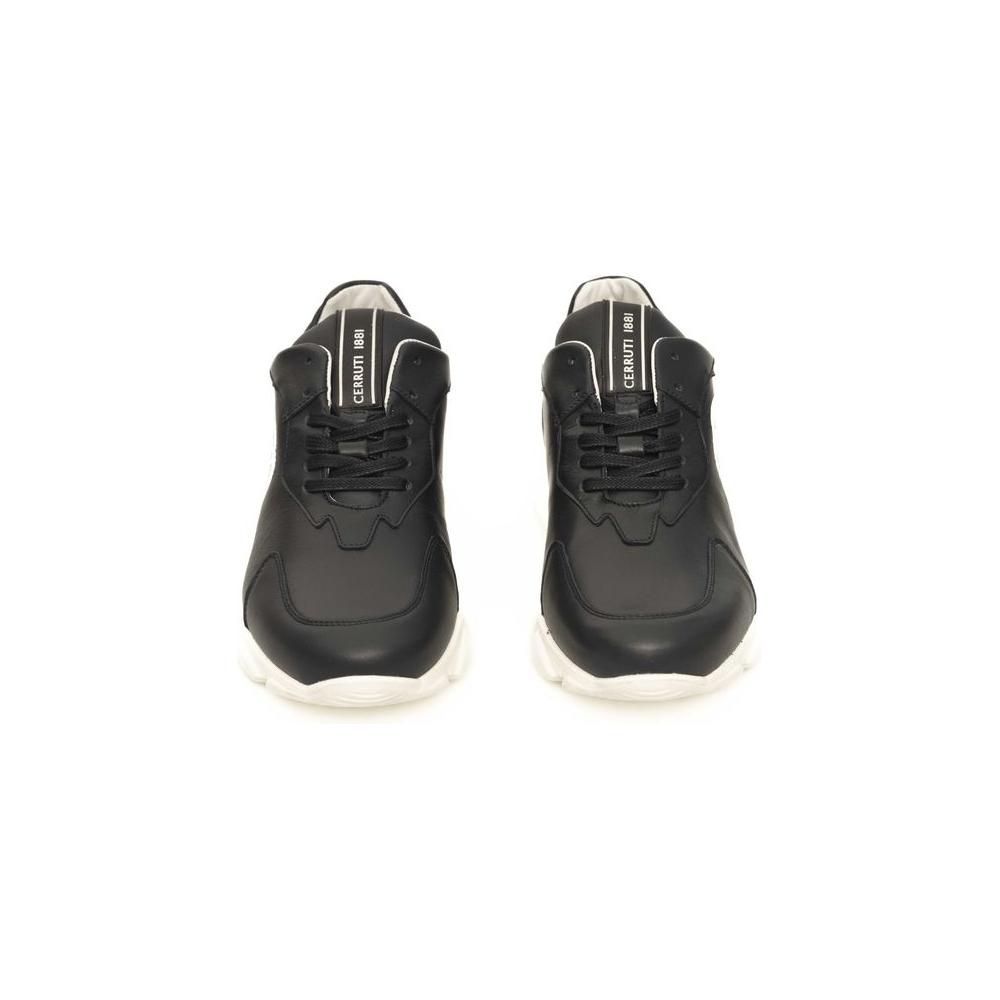 蓝色牛皮运动鞋