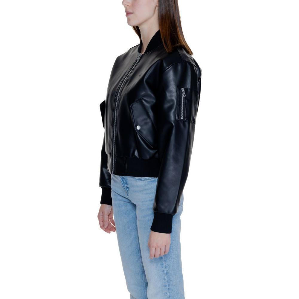 Front view with bag zipped and handles upright.