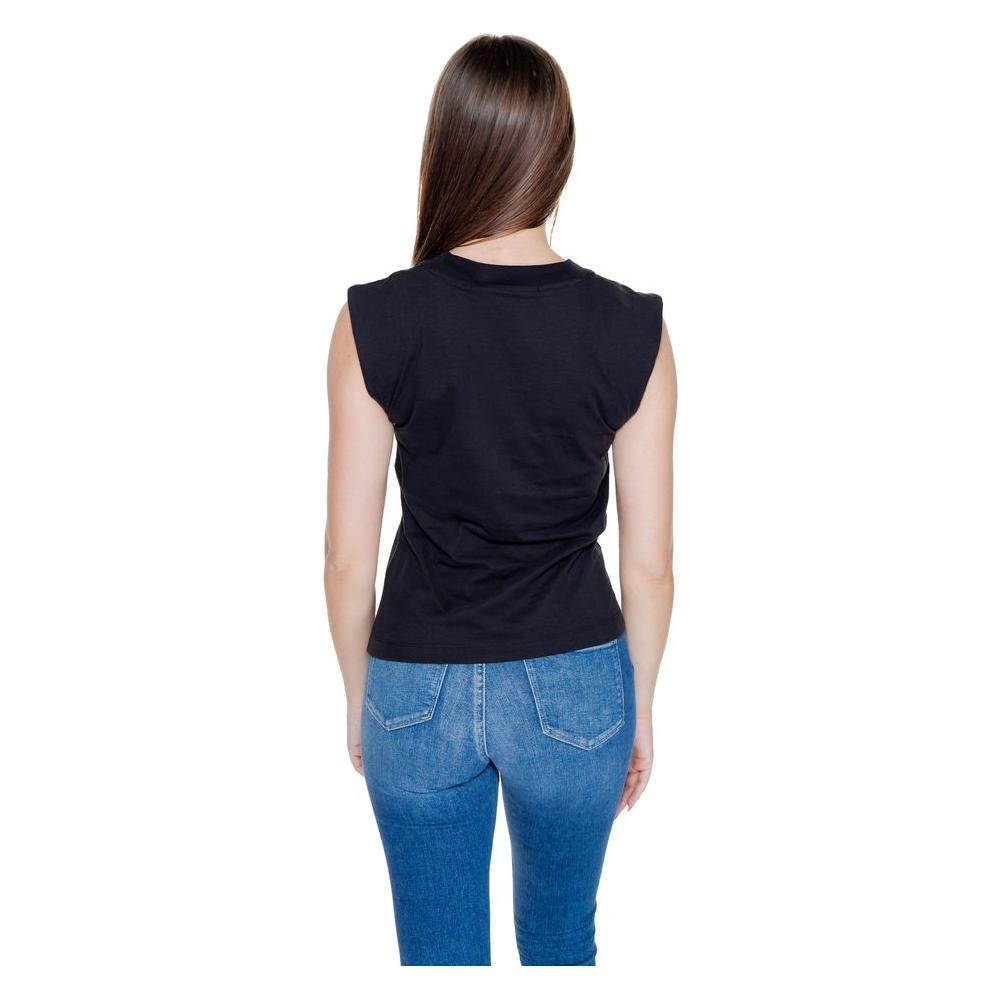Front view with bag zipped and handles upright.