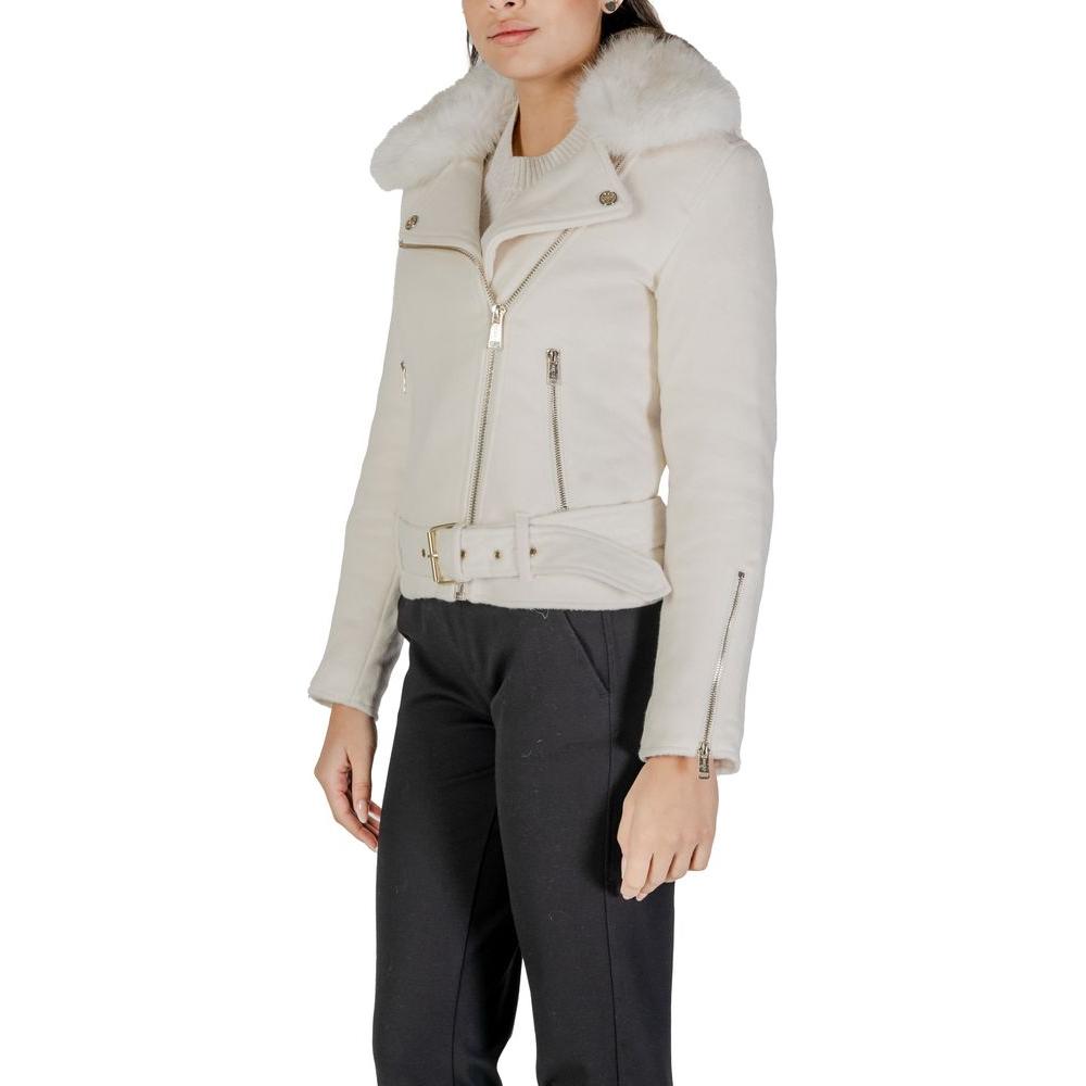 Front view with bag zipped and handles upright.