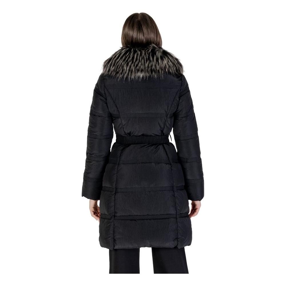 Front view with bag zipped and handles upright.