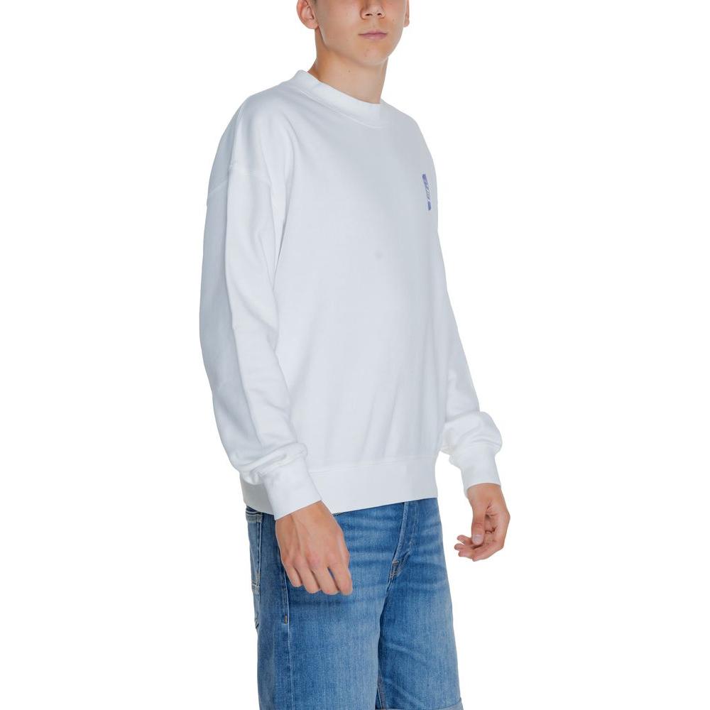 Front view with bag zipped and handles upright.