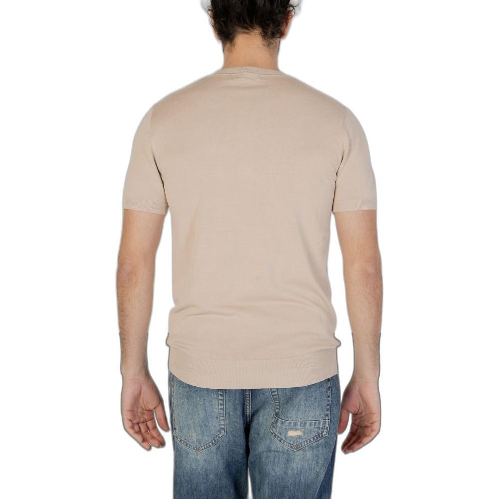 Front view with bag zipped and handles upright.
