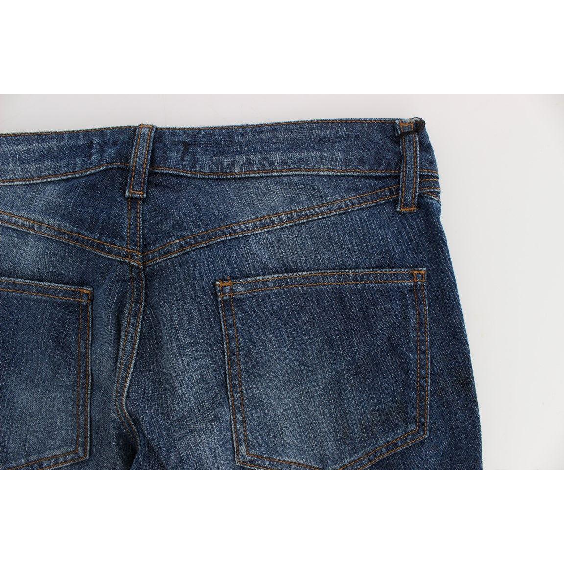 别致的蓝色洗水靴型牛仔裤