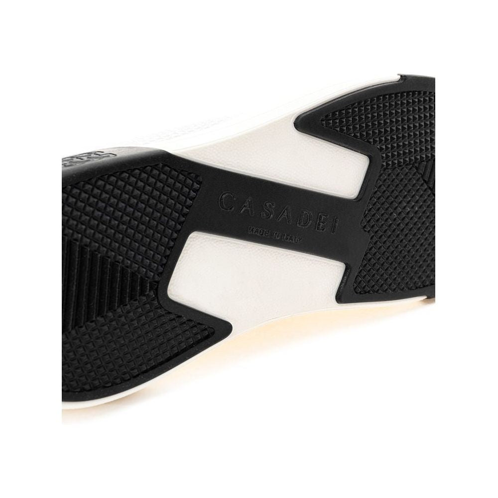 优雅的白色皮革运动鞋