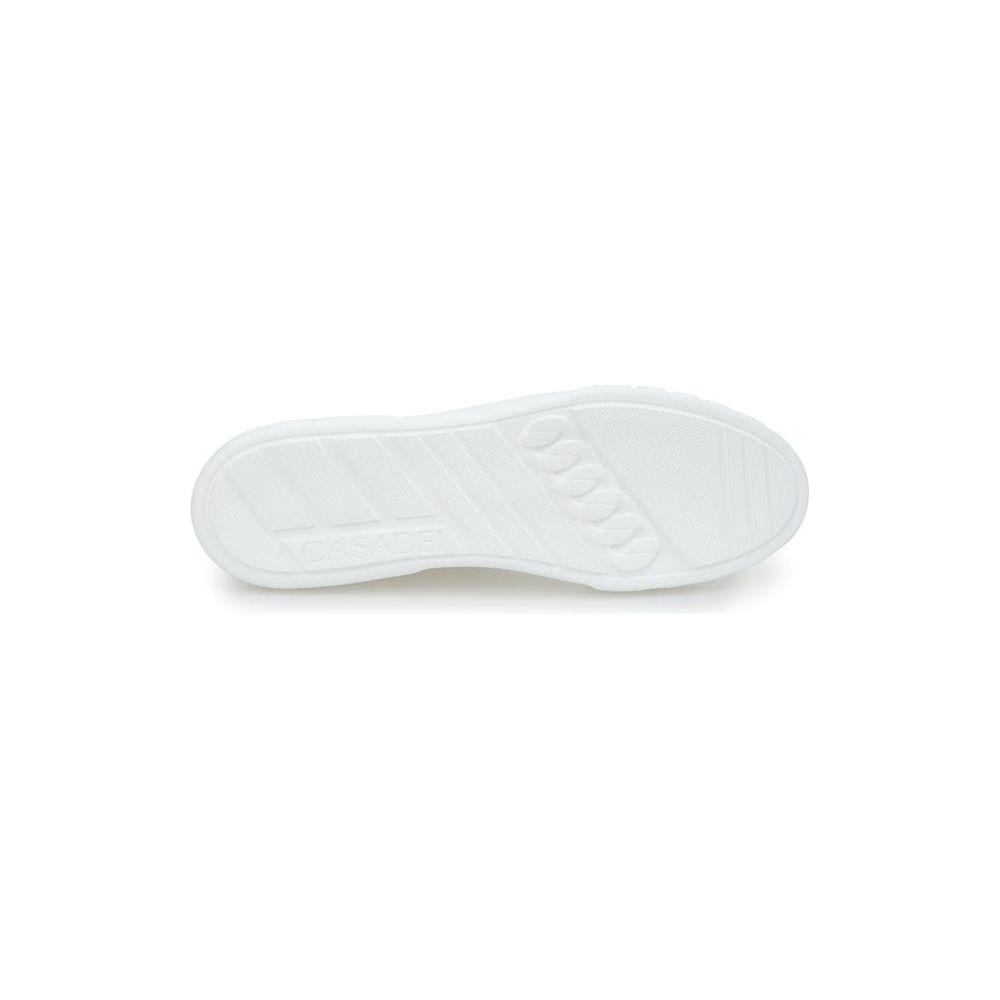 光滑白色皮革运动鞋